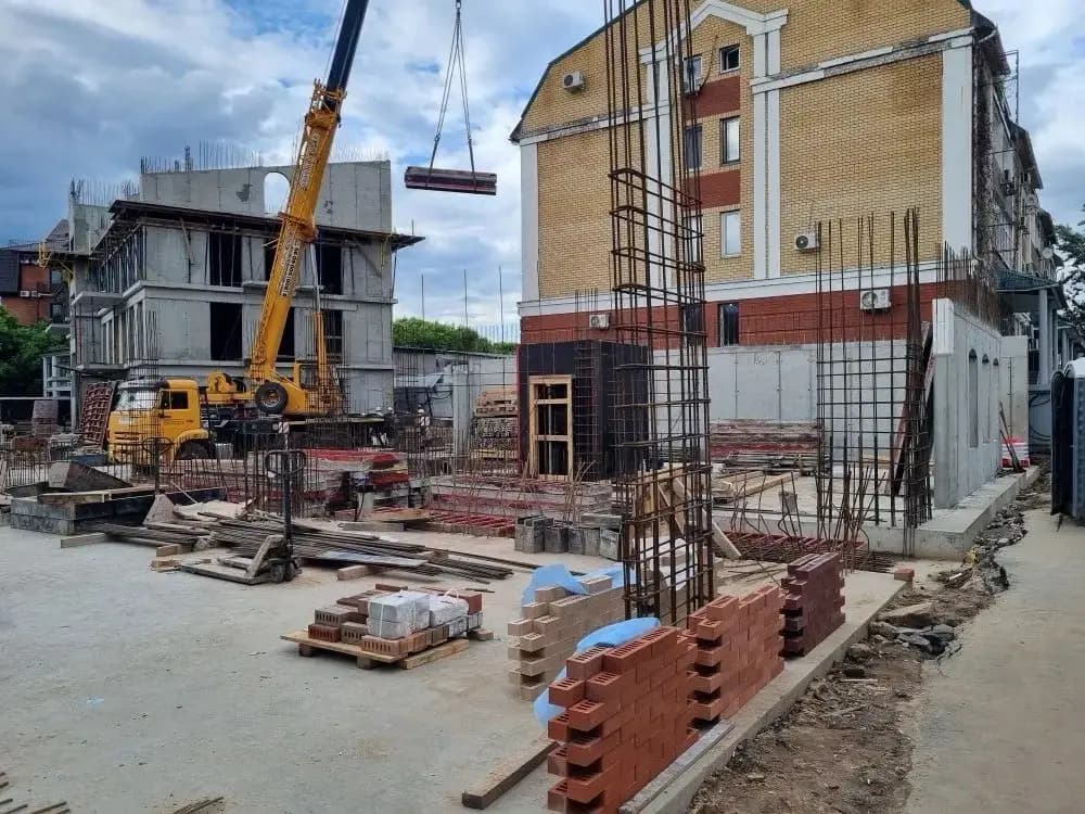 Строительная площадка клубного дома «Уналты», май 2026